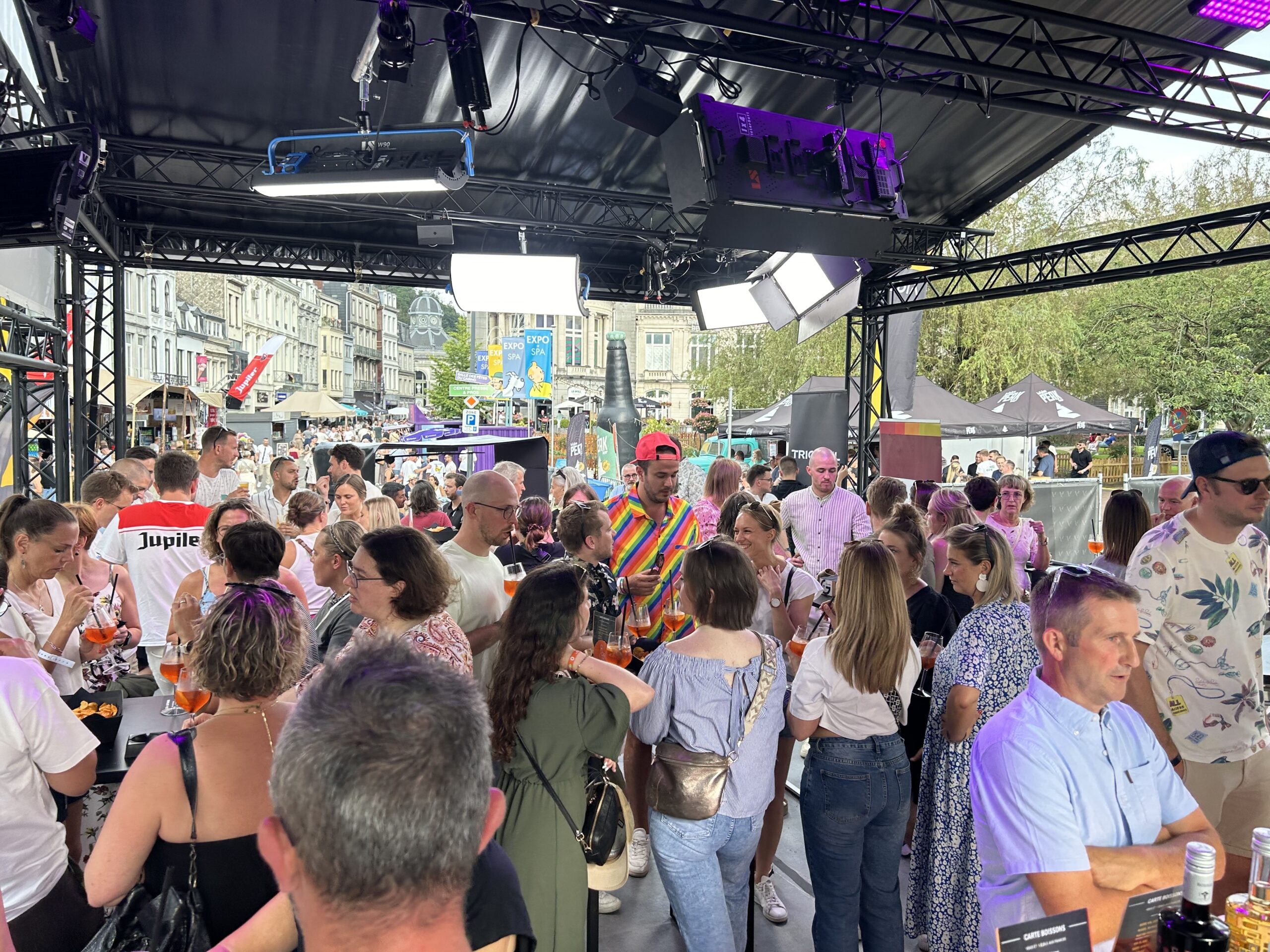 Vue panoramique du stand VEDIA aux Francofolies de Spa